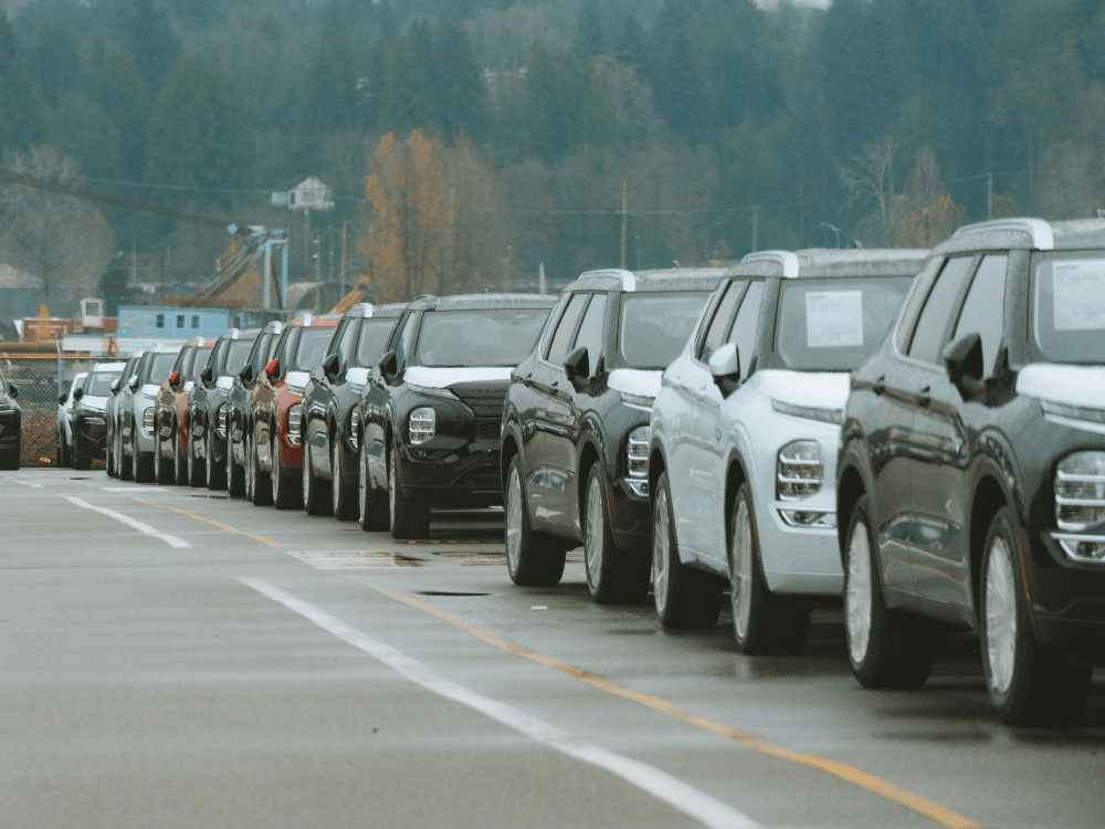 Fileira de carros em engarrafamento urbano